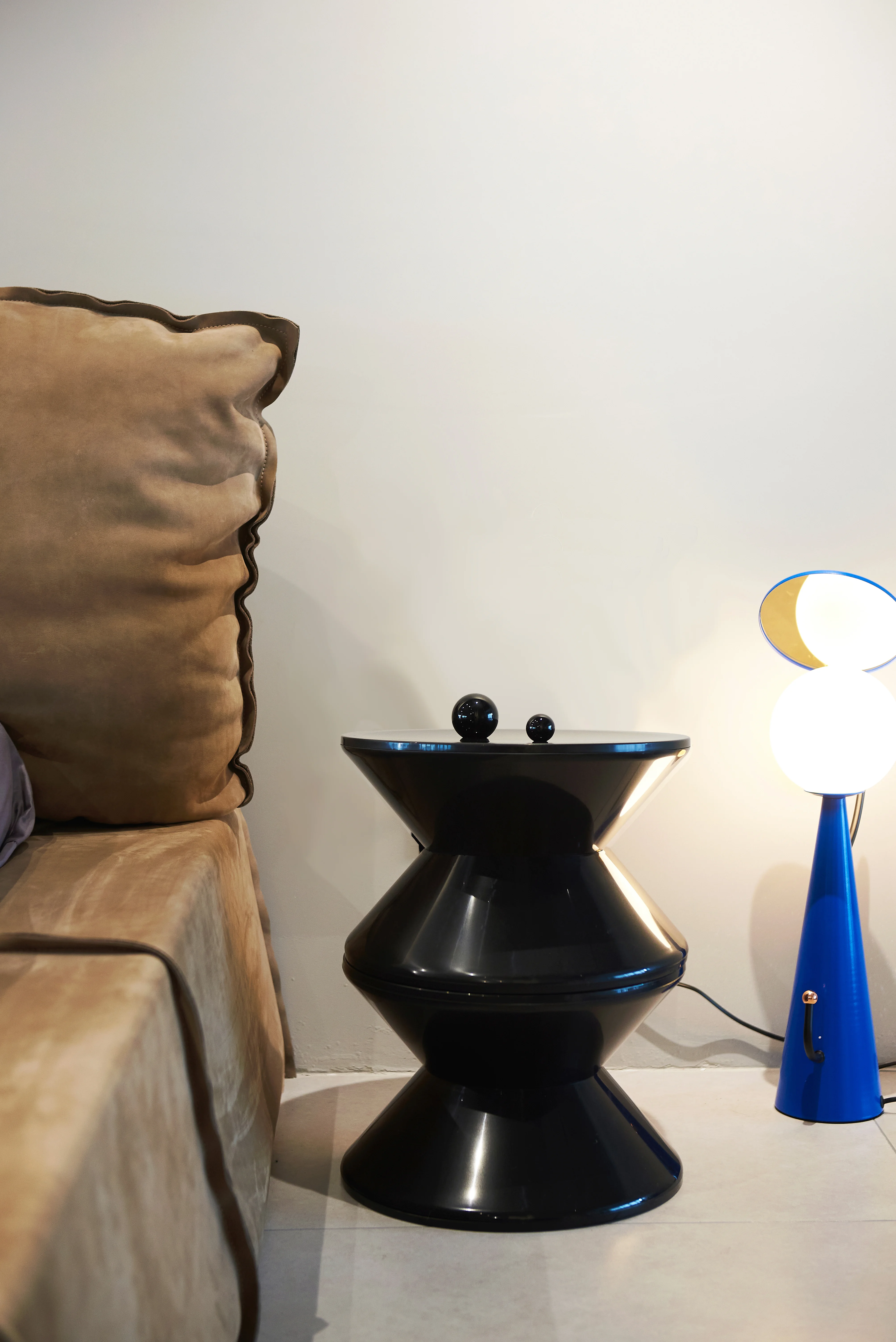 Aura Modern Plastic Side End Table, Indoor/Outdoor Use, Black