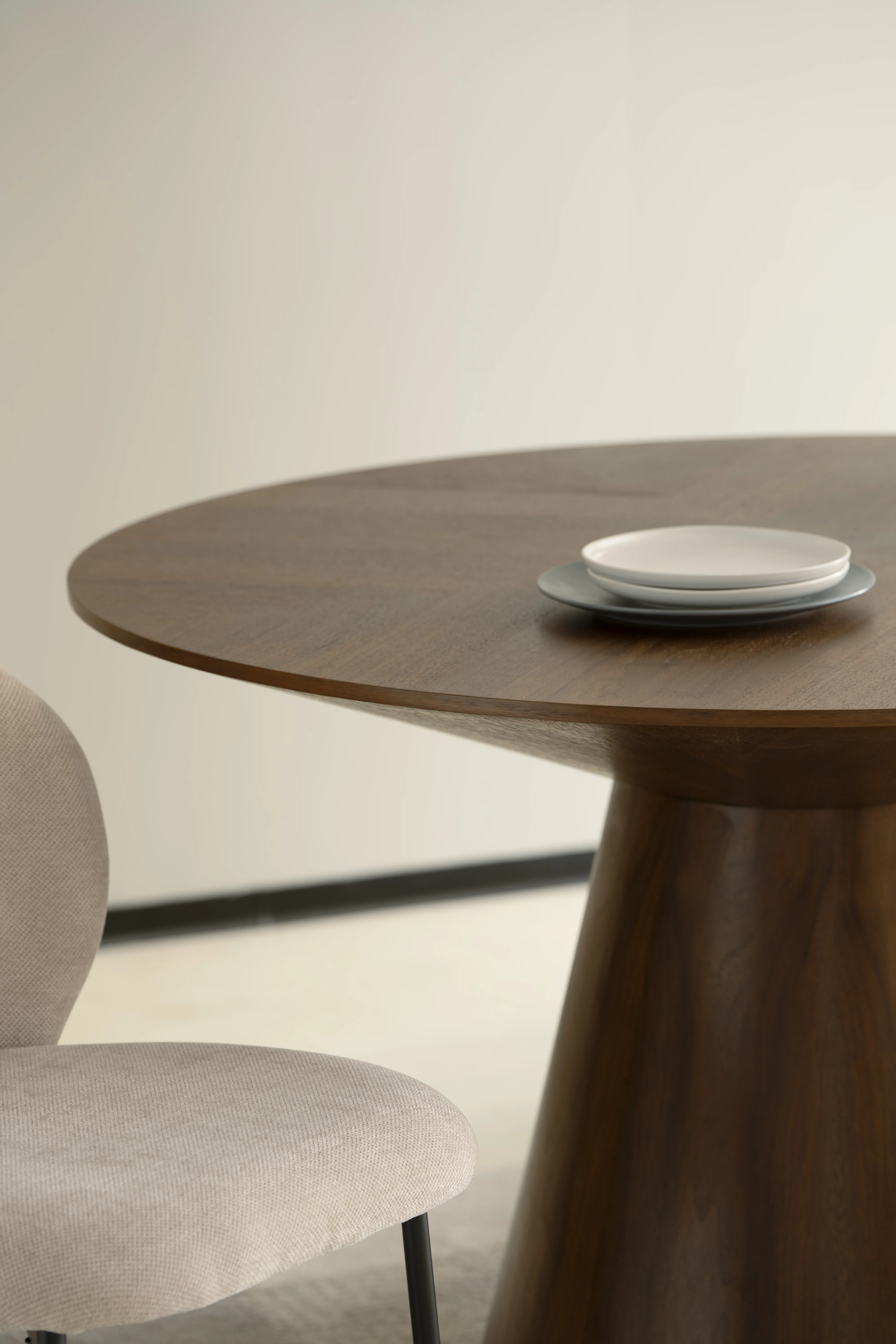 Fynix Collection Modern Dining Table In walnut