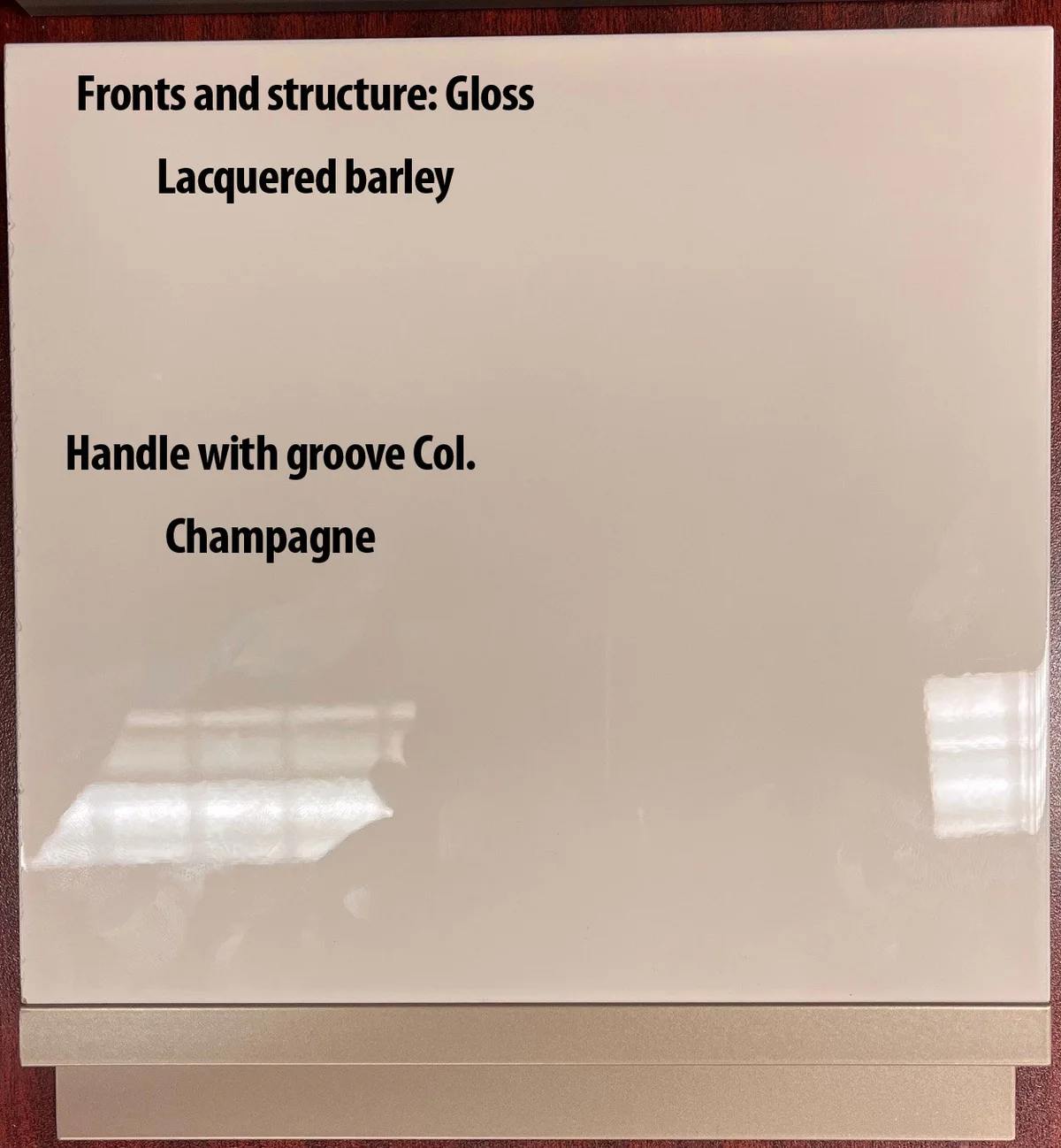 Fronts and structure: Gloss lacquered barley

Handle with groove in Col. Champagne