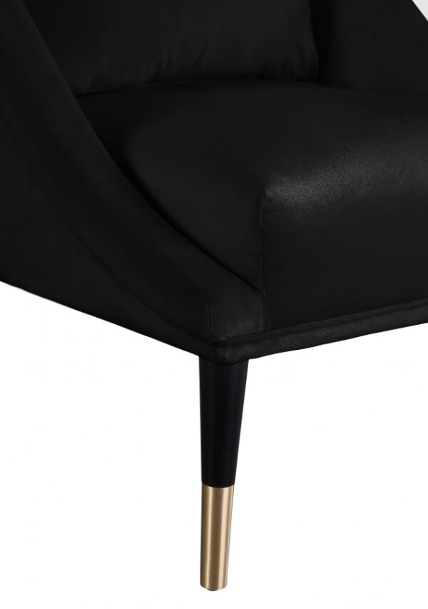 Elegante Velvet Upholstered Chair
