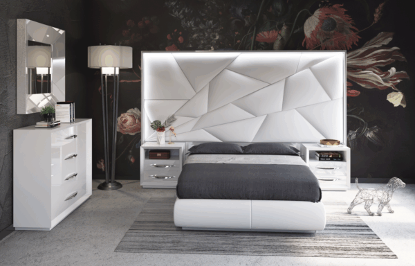 Majesty Bedroom w/light and Carmen Cases Gallery 1